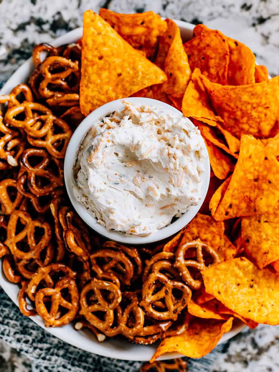 Trempette au fromage à la bière Ranch entourée de doritos et de mini bretzels. Les trempettes parfaites pour cette facile trempette du jour du match.