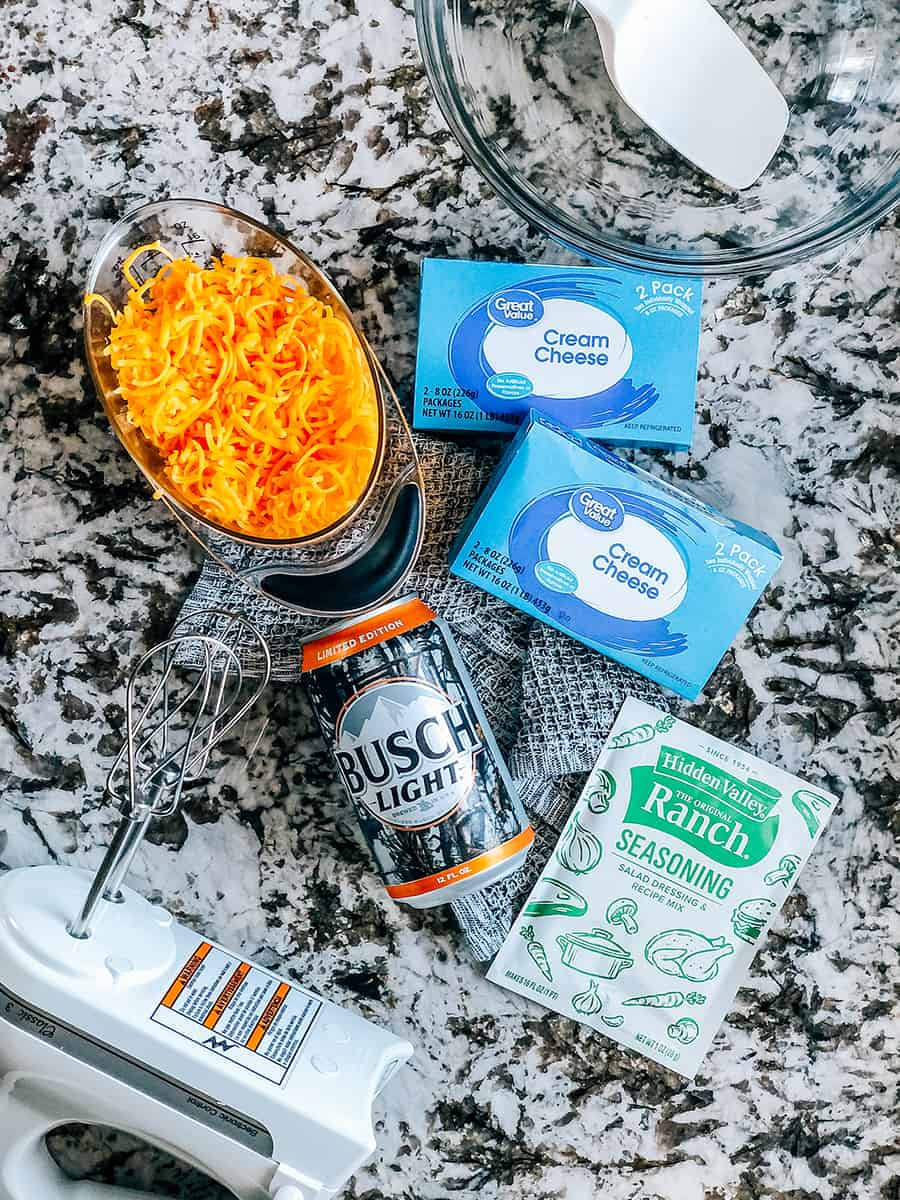 Les ingrédients de cette simple trempette à la bière : fromage à la crème, sachet d'assaisonnement Ranch, votre bière préférée et fromage cheddar râpé.