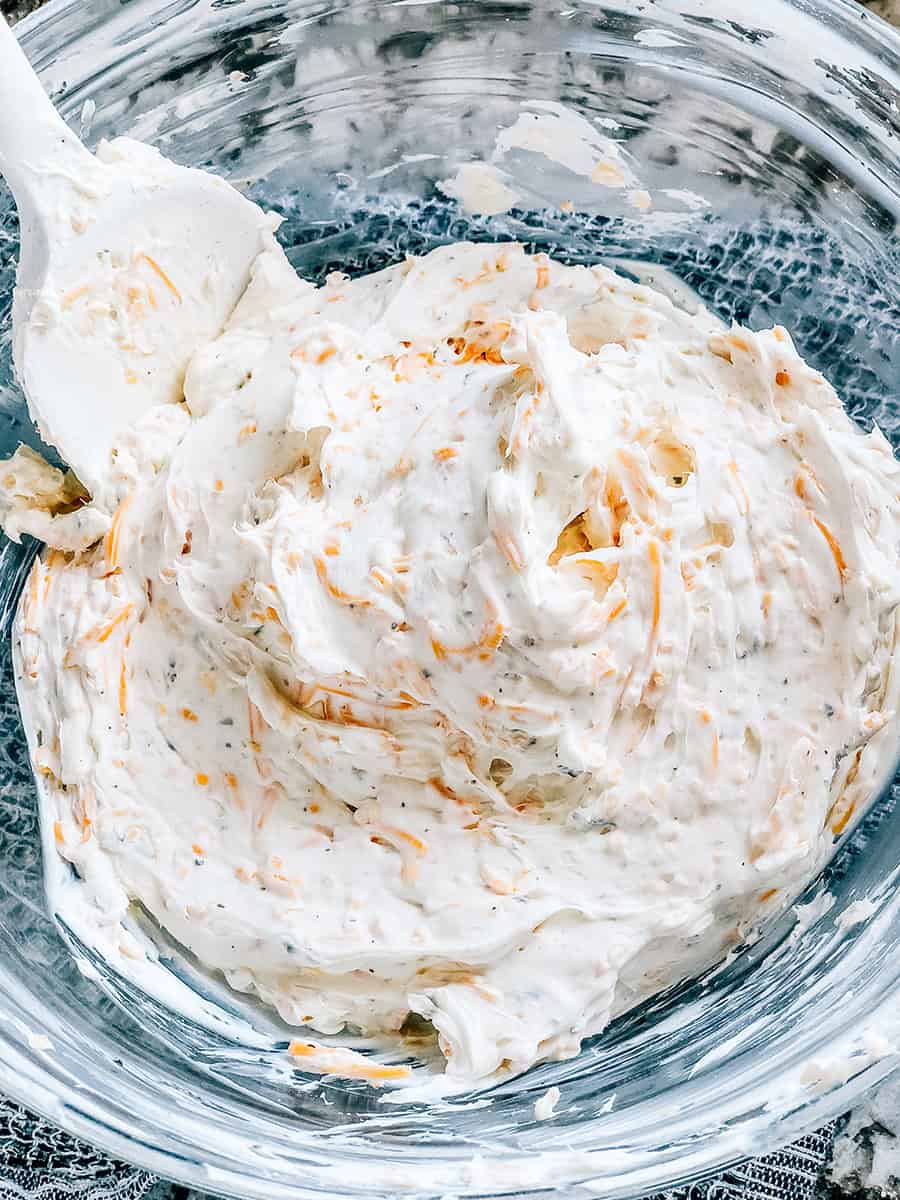 Trempette au fromage à la bière Ranch entièrement mélangée et prête à être servie.