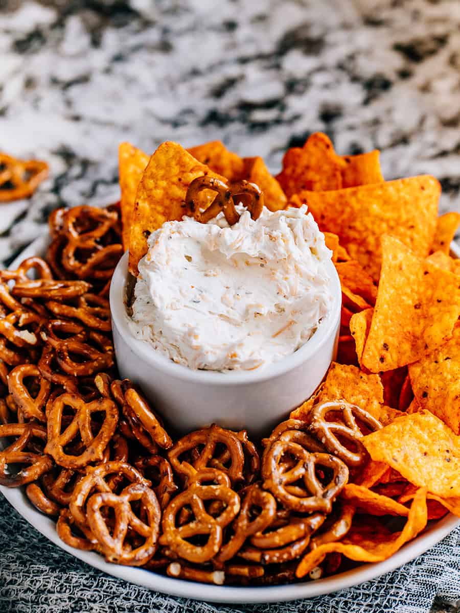 Cette trempette froide à la bière est entourée de doritos et de bretzels.