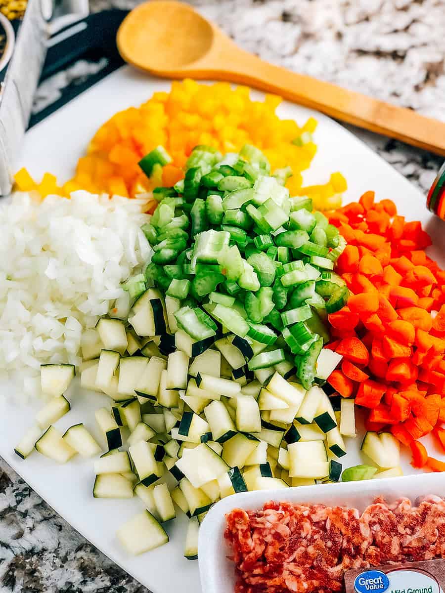 Un tas de courgettes, carottes, céleri, oignons et poivrons en dés. Des morceaux parfaits pour toute soupe.