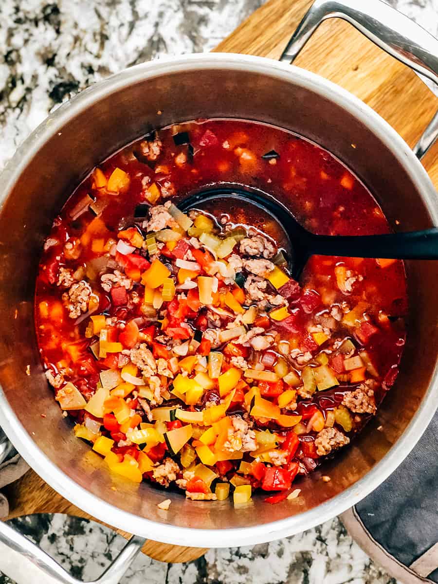 Casserole de soupe de courgettes cuite et en train de refroidir.