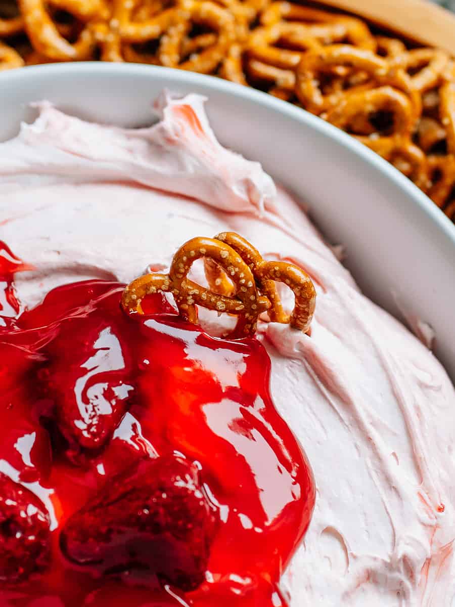 Des mini bretzels enroulés dans ce dip rapide et simple fait de garniture de tarte à la fraise, de fromage à la crème et de cool whip.