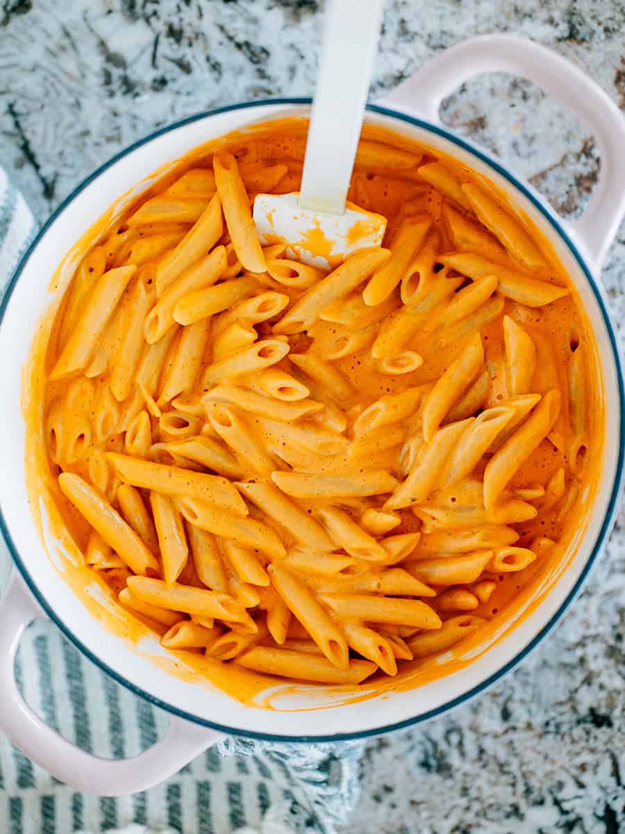 Vue d'ensemble d'une casserole de pâtes penne avec une sauce au fromage cottage.