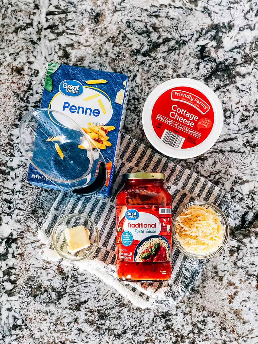 Les ingrédients de cette recette de pâtes au fromage cottage marinara.