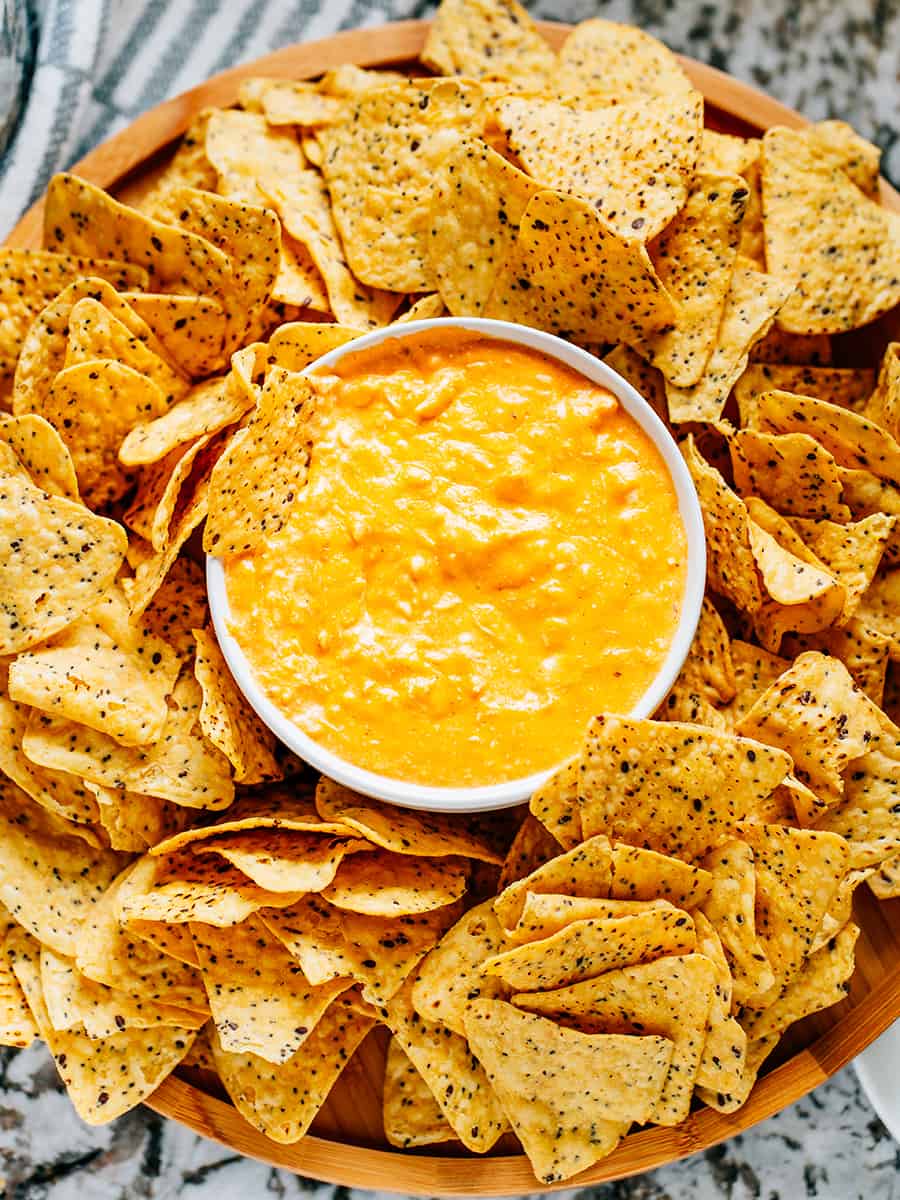 Dip au poulet Buffalo crémeux, savoureux et totalement addictif entouré de chips tortilla croustillantes prêtes pour une foule affamée.