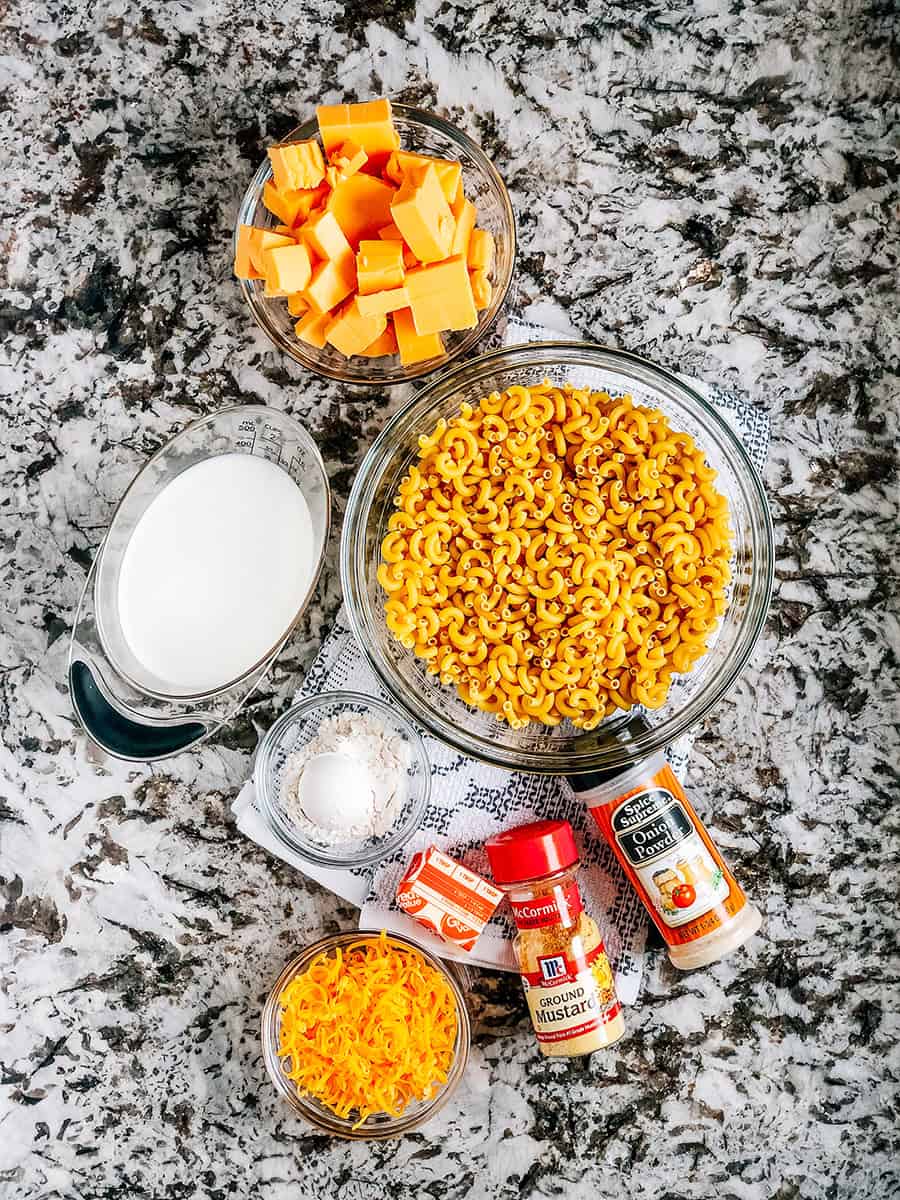 Les ingrédients de ce délicieux macaroni au fromage fait maison.