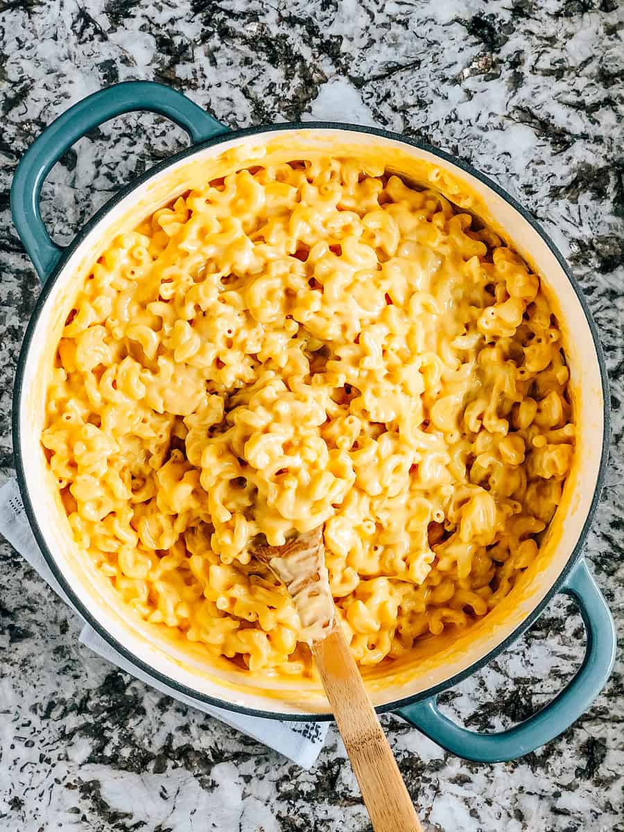 Une poêle chaude de macaroni au fromage maison, lisse et crémeuse.