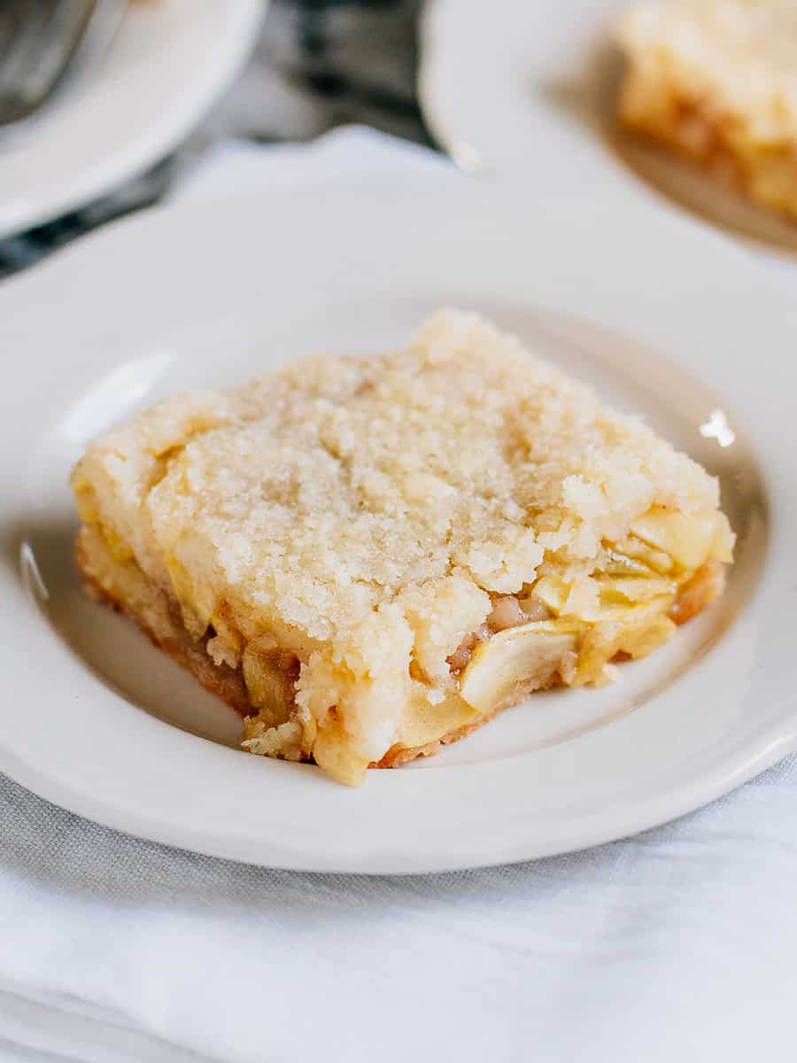 Carré de tarte aux pommes et courgettes maison et délicieux prêt à être servi.