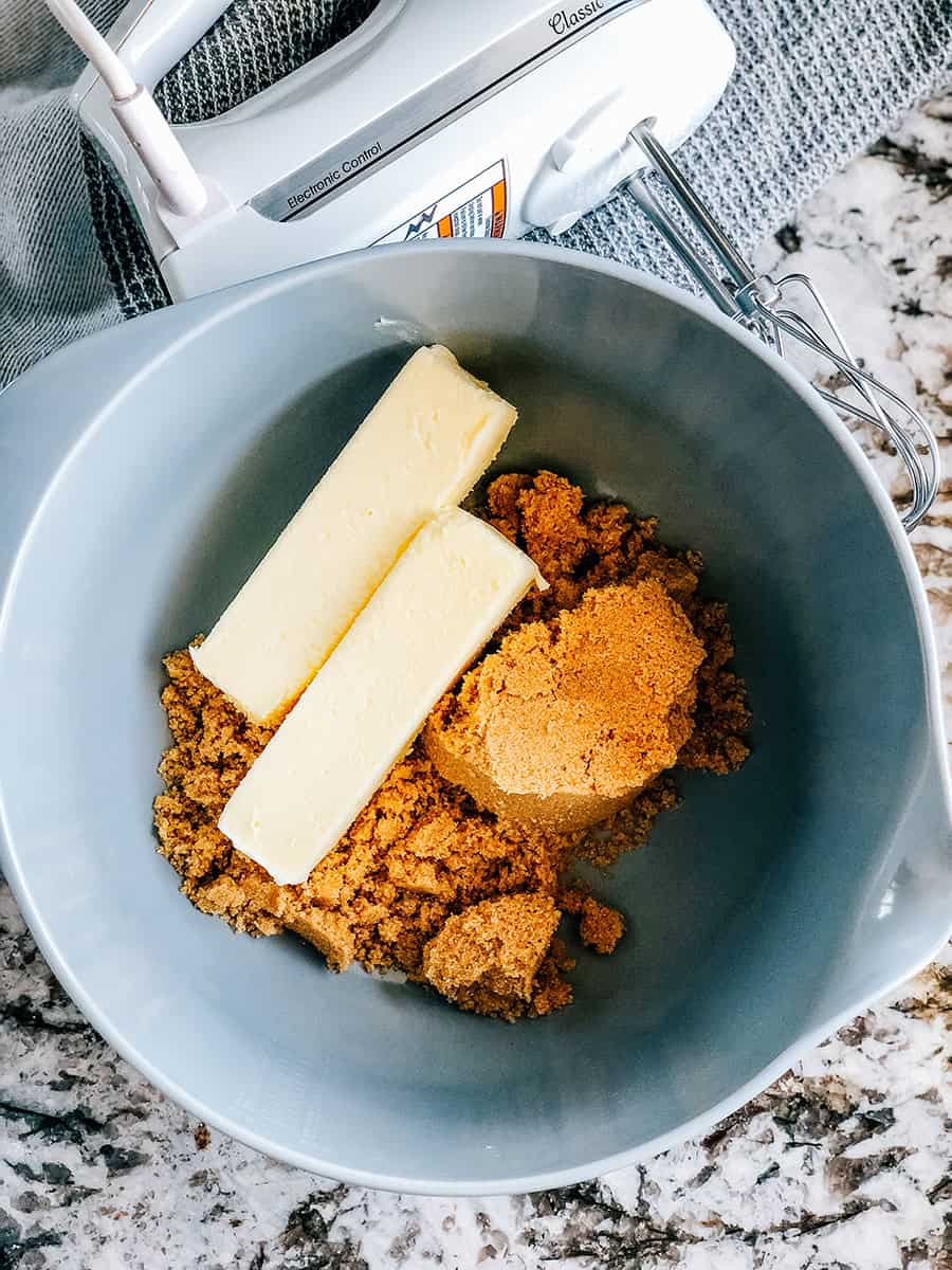 Beurre ramolli et sucre brun dans un grand bol de mélange.