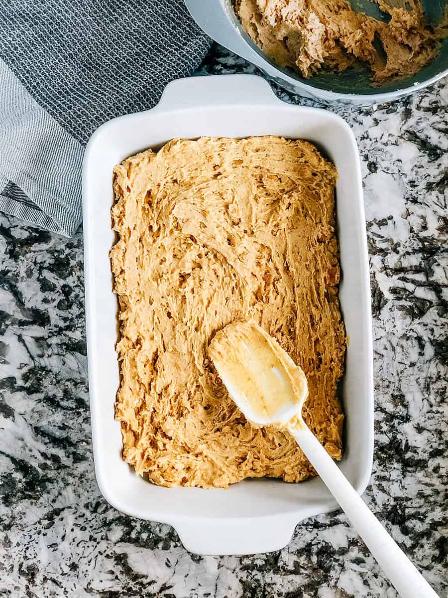 2/3 de la pâte à cookie Graham étalée uniformément dans un plat de cuisson légèrement graissé.