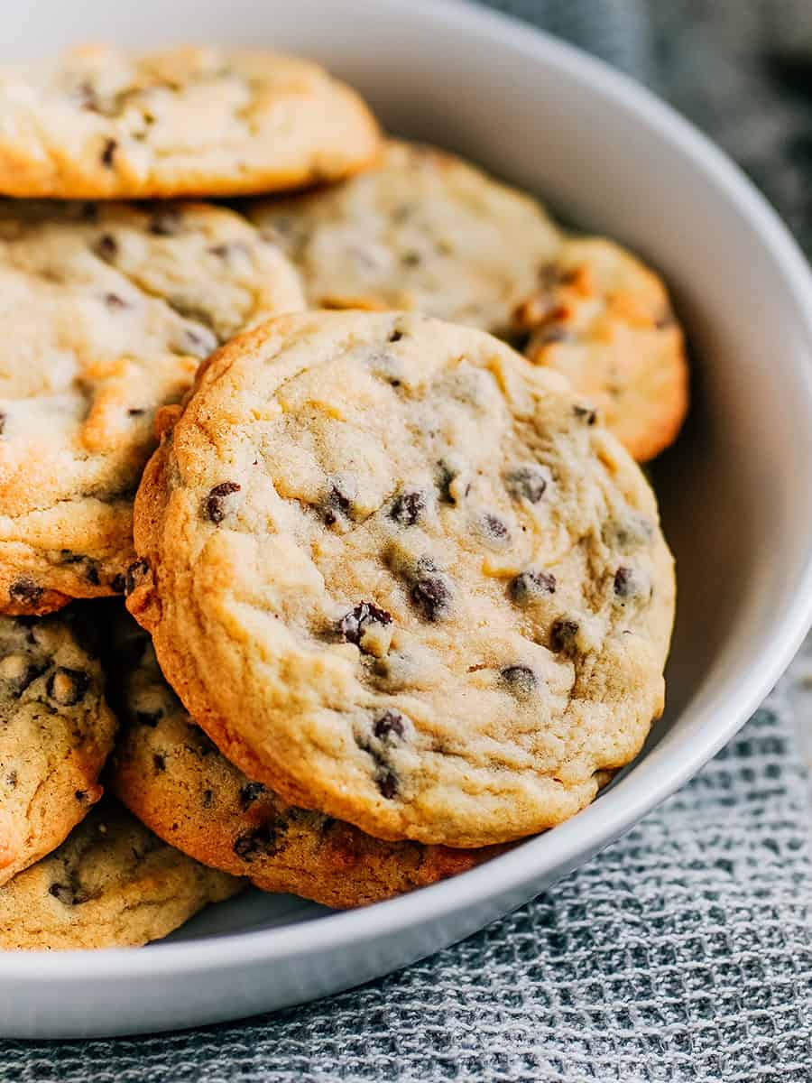 Gros plan sur un seul biscuit aux pépites de chocolat.