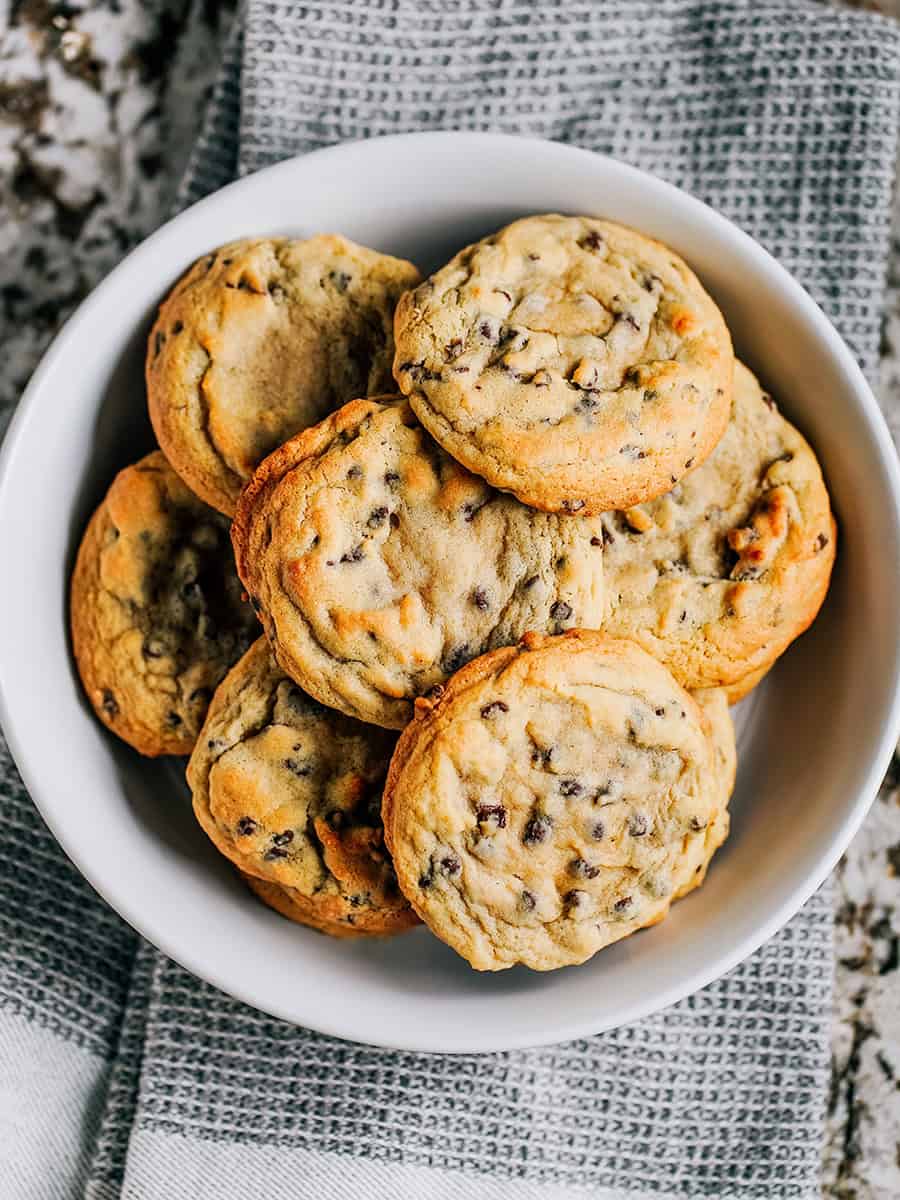 Vue d'ensemble d'une assiette de biscuits aux pépites de chocolat.