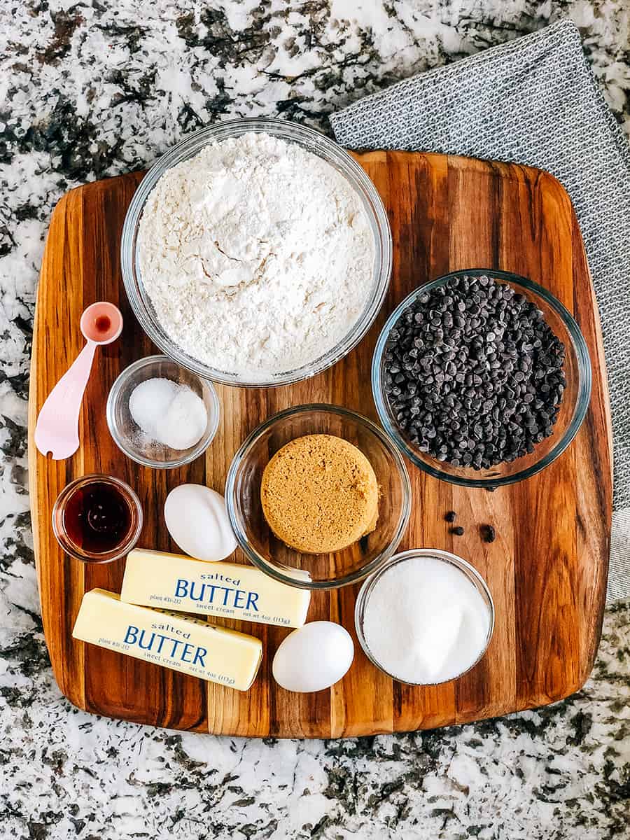 Les ingrédients pour la recette de biscuits aux pépites de chocolat moelleux.