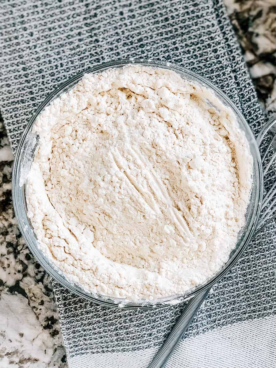 Sel et bicarbonate de soude ajoutés à la farine.