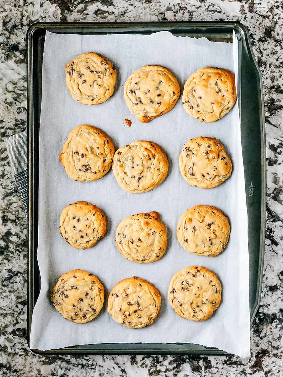 Une plaque de cuisson pleine de délicieux biscuits aux pépites de chocolat fraîchement cuits.