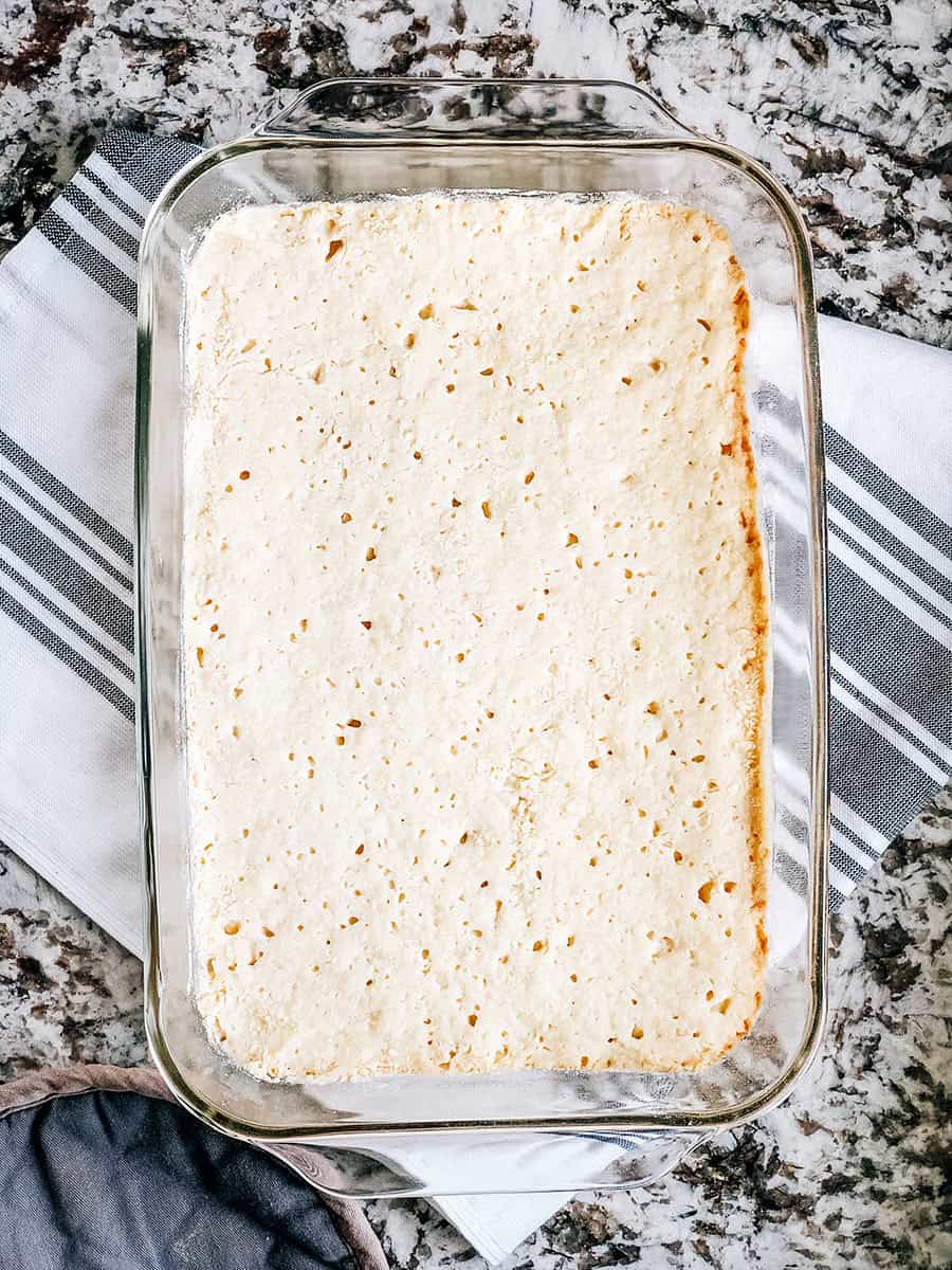 Croûte cuite des barres de tarte aux pacanes.