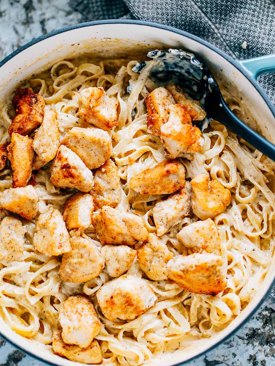 Du poulet assaisonné tendre et des nouilles de fettuccine recouverts d'une épaisse sauce alfredo maison font de ceci le meilleur poulet alfredo crémeux !