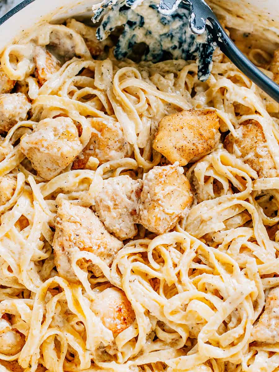 Poulet tendre et nouilles de fettuccine recouverts d'une sauce alfredo maison font de cette recette le meilleur poulet alfredo crémeux.