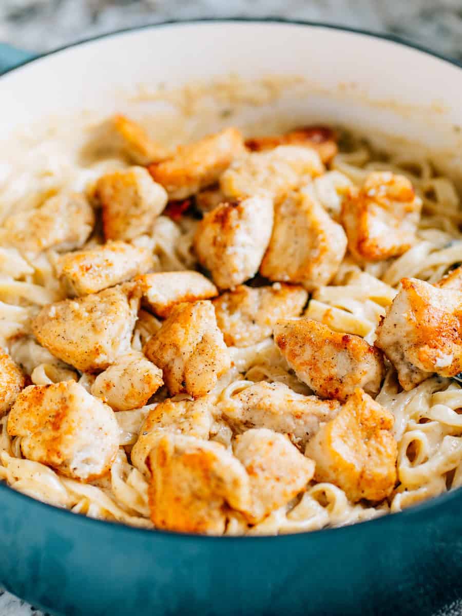 Une poêle pleine de poulet et de fettuccine pour le poulet alfredo !