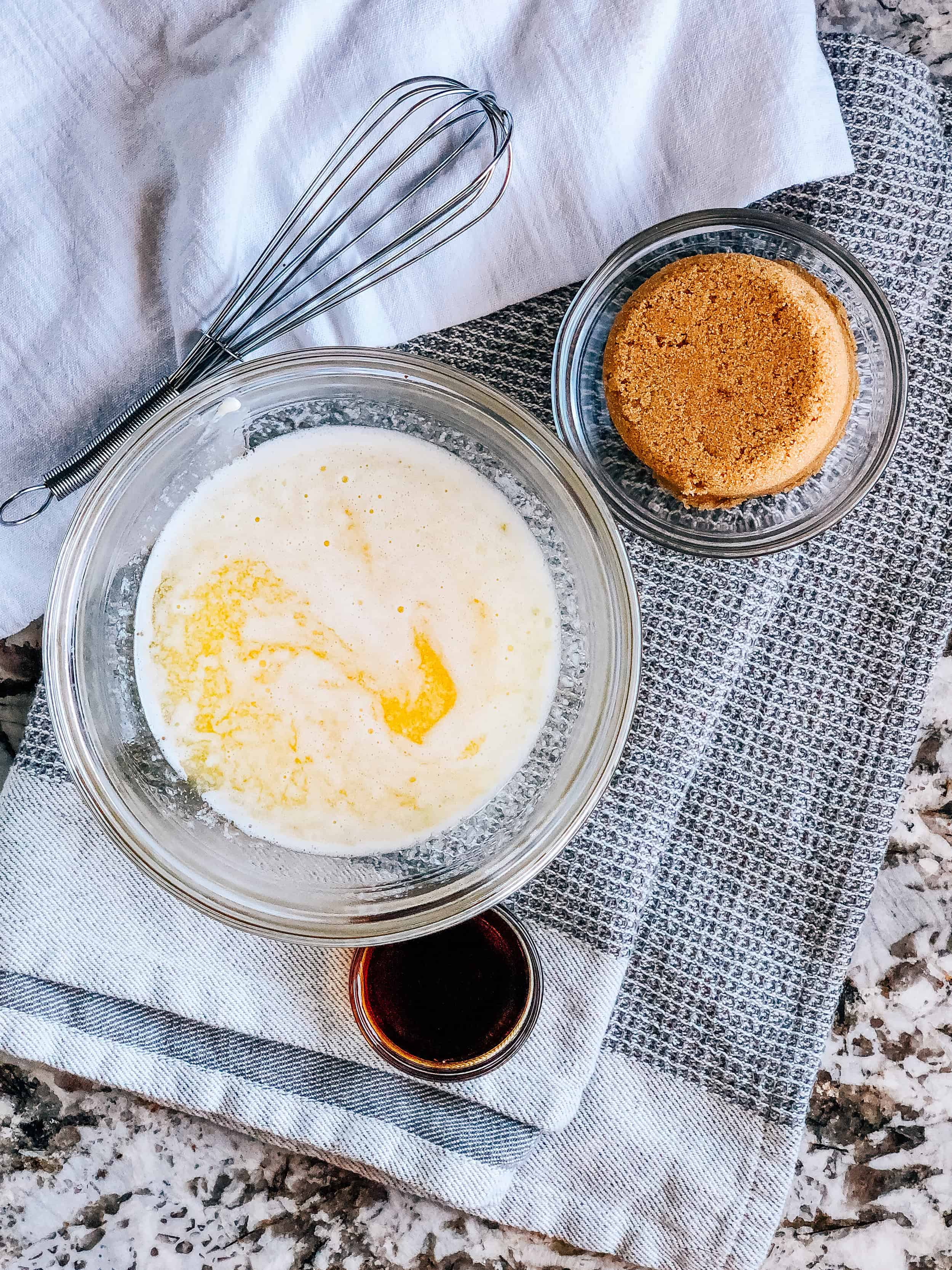 Melted butter, packed brown sugar and vanilla extra. These are ingredients for the sauce of the snack mix.