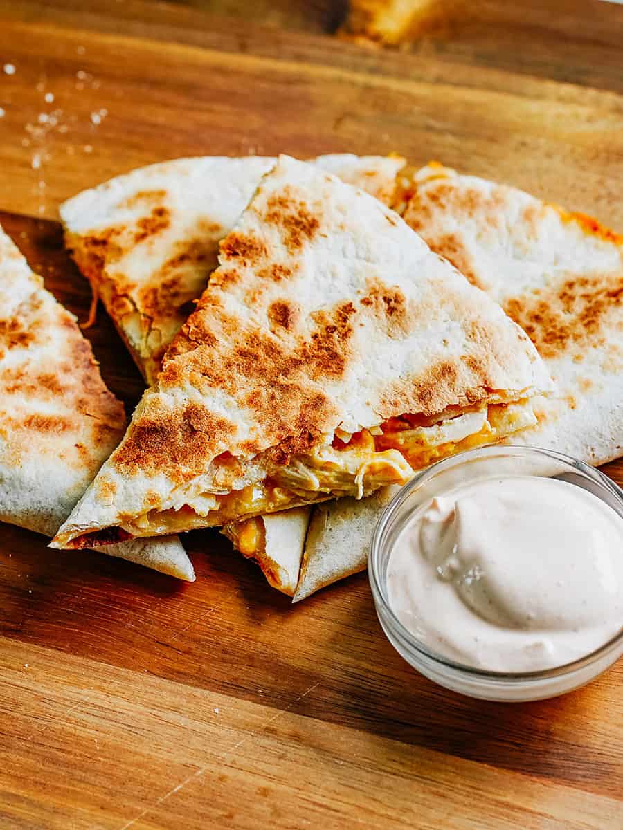 Quesadilla au poulet facile, cuite et dorée !