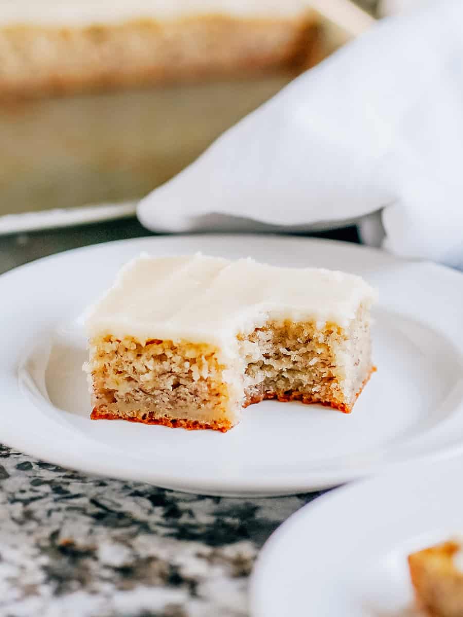 Barre de pain à la banane plate, chaude et savoureuse avec une bouchée prise.