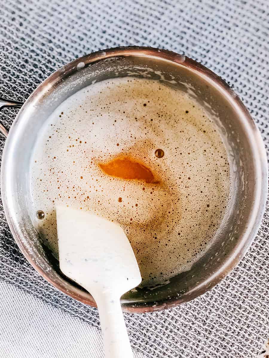 Une casserole de beurre cuit d'une couleur dorée et prête à être utilisée pour le glaçage.