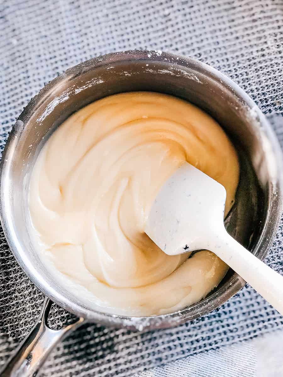 Sucre en poudre et vanille mélangés au beurre brun pour un glaçage crémeux.