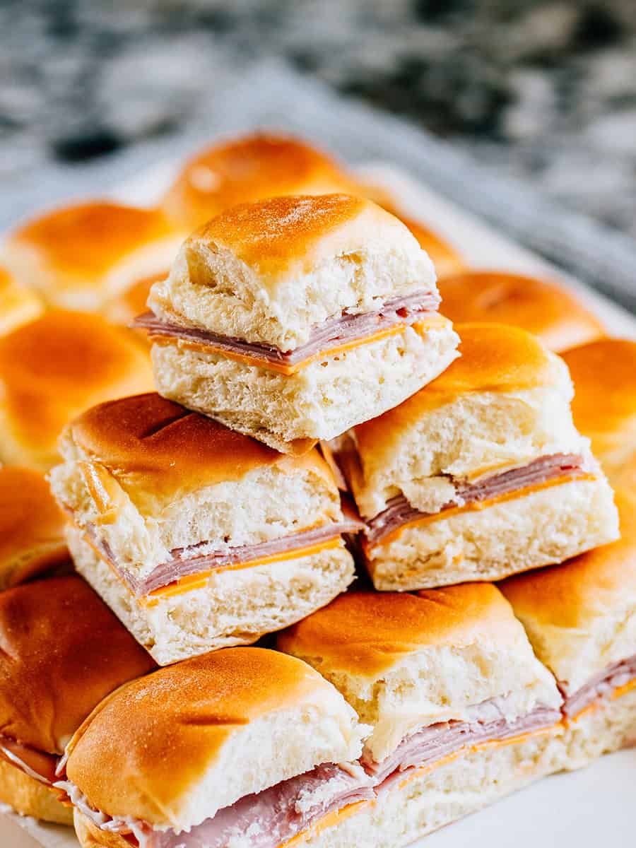 Une pile de délicieux mini-burgers au jambon et au fromage.