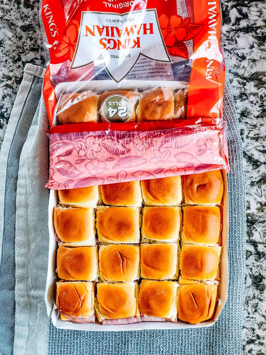 Des mini-burgers au jambon et au fromage remis dans leur emballage d'origine.