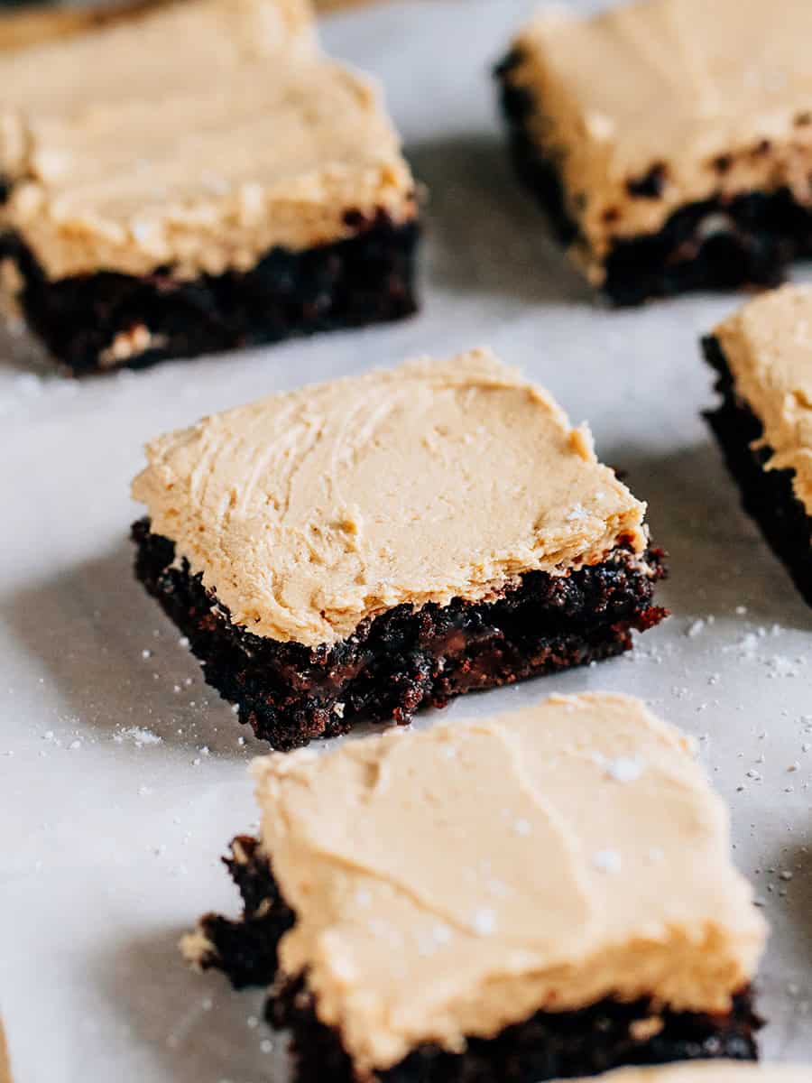 Portions individuelles de délicieux brownies au beurre de cacahuète sur du papier sulfurisé.