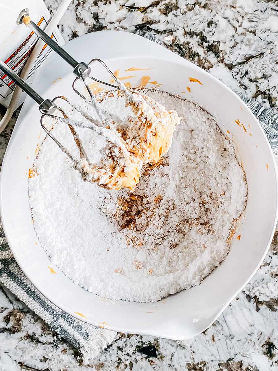 Sucre glace ajouté aux beurres crémeux, vanille, sel et mélangés.