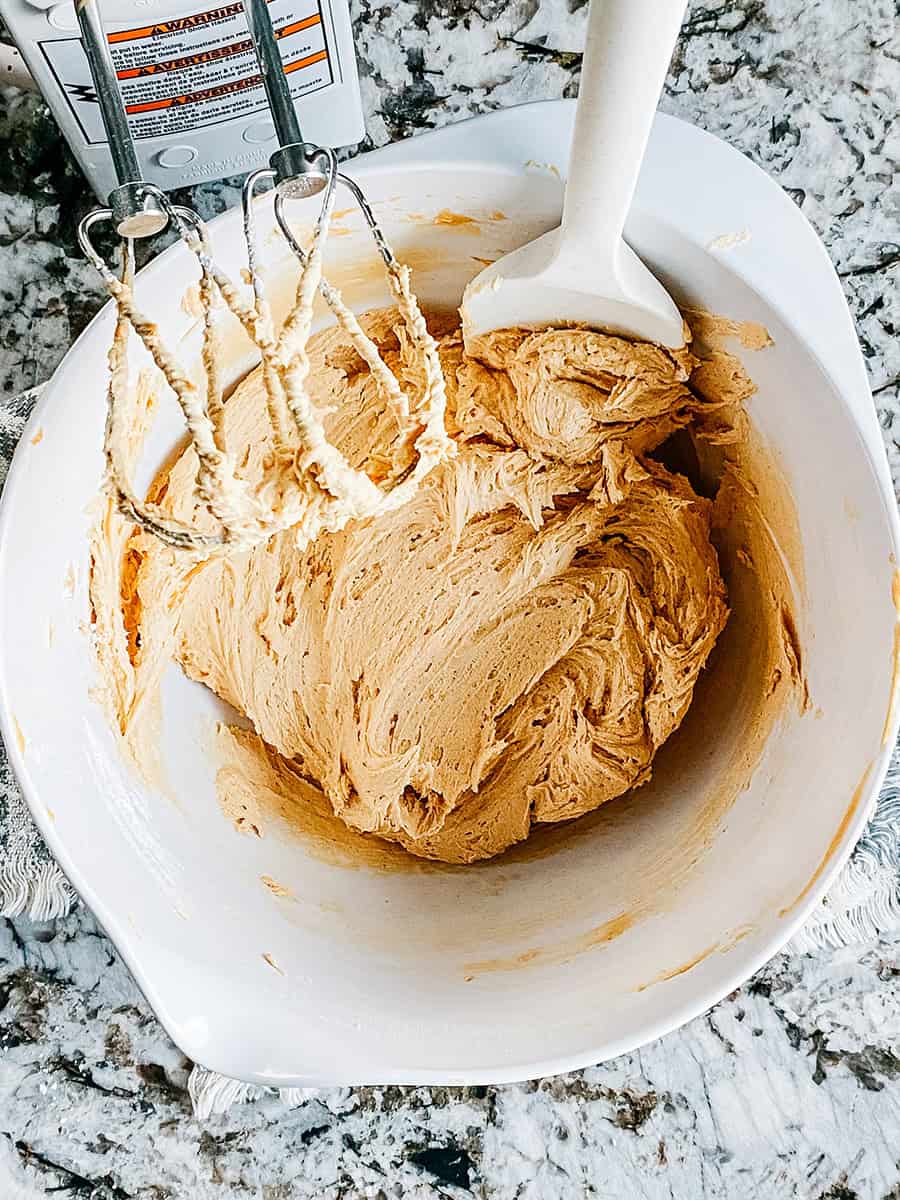 Glaçage au beurre de cacahuète complet et mousseux pour brownies.