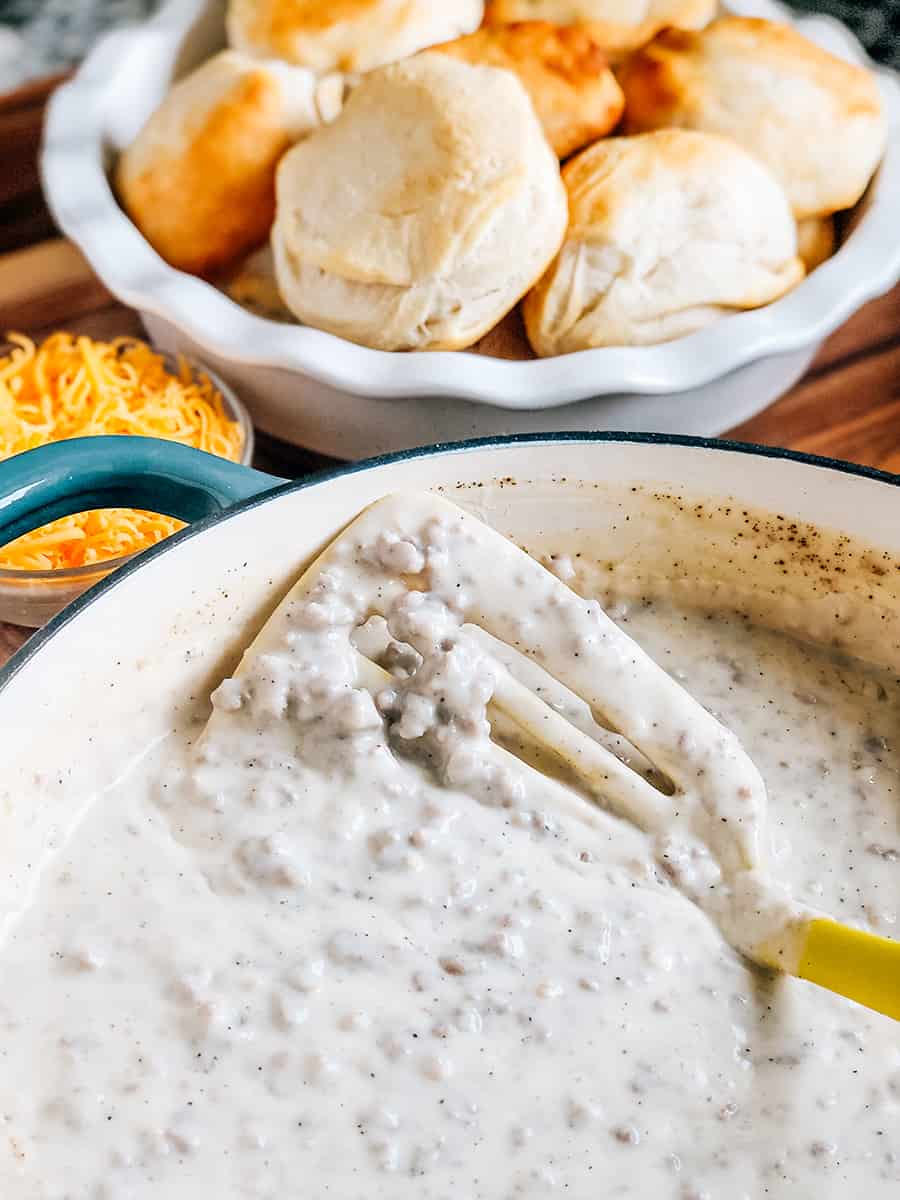 Sauce à la saucisse maison facile avec des biscuits fraîchement cuits pour un petit déjeuner copieux en famille !