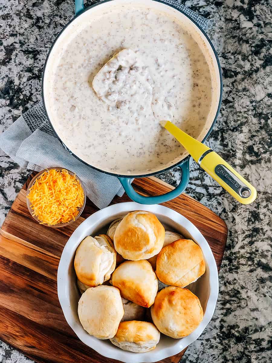 Biscuits fraîchement cuits et sauce à la saucisse maison prêts à être dégustés !