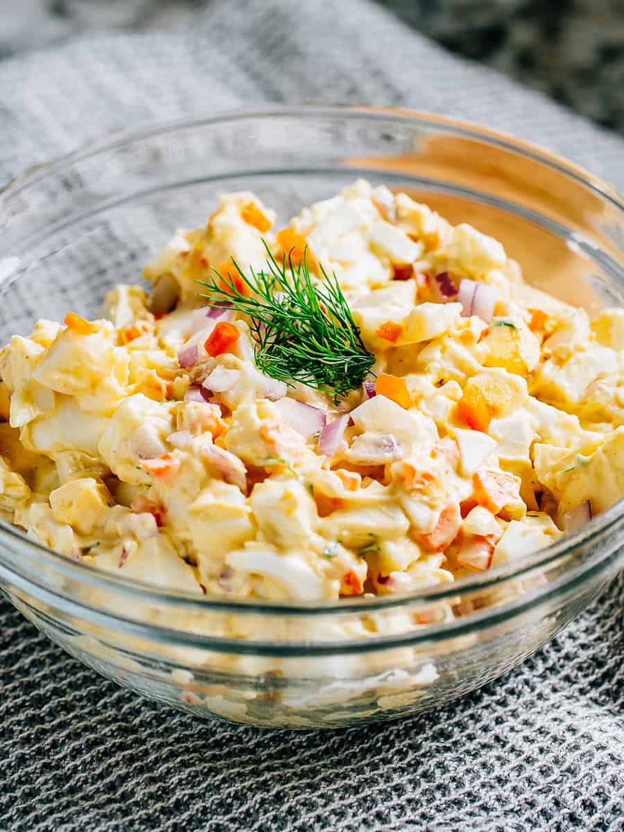 Mélange complet de salade d'œufs prêt dans un bol en verre transparent.