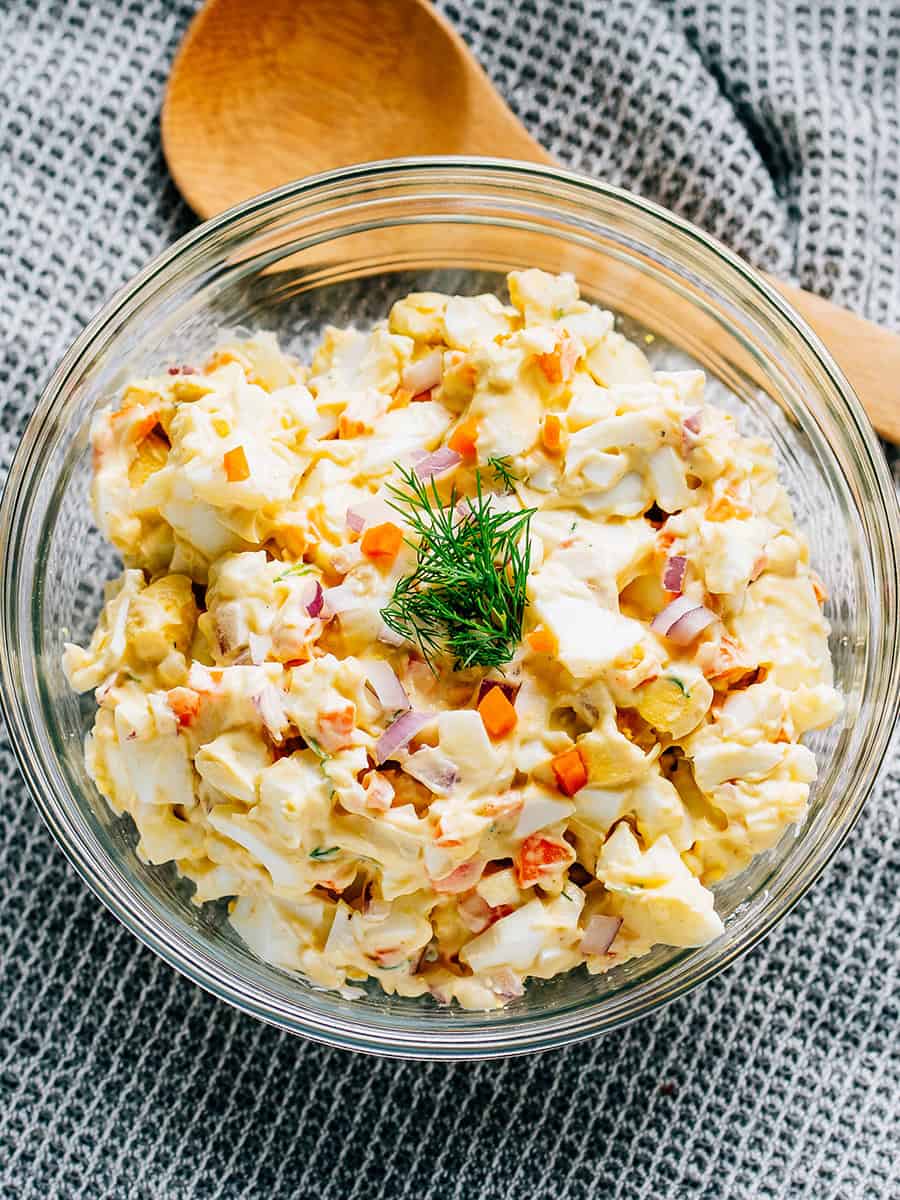 Salade d'œufs avec Miracle Whip et moutarde de Dijon dans un bol en verre.