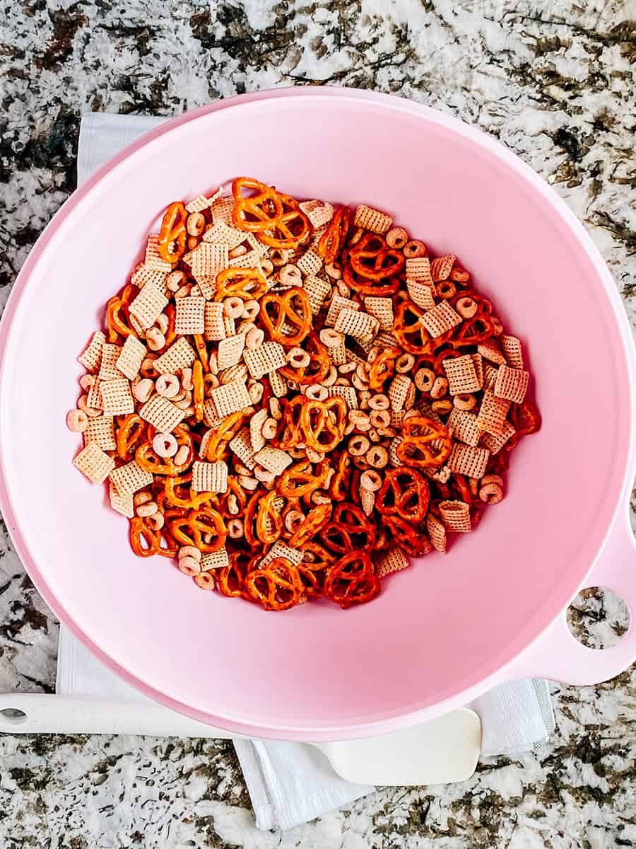 Bretzels, Chex de riz et Cheerios mélangés dans un grand bol.