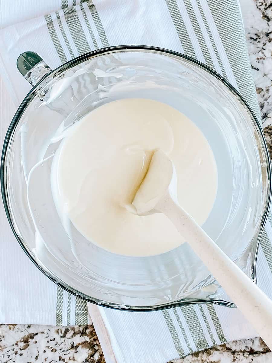 Chocolat blanc entièrement fondu et lisse pour le mélange de fruits secs au chocolat blanc.