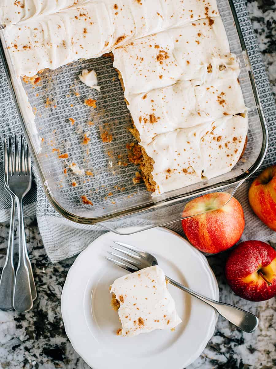 Photo d'ensemble d'un seul blondie aux pommes et du plat de cuisson entier de ce dessert d'automne.