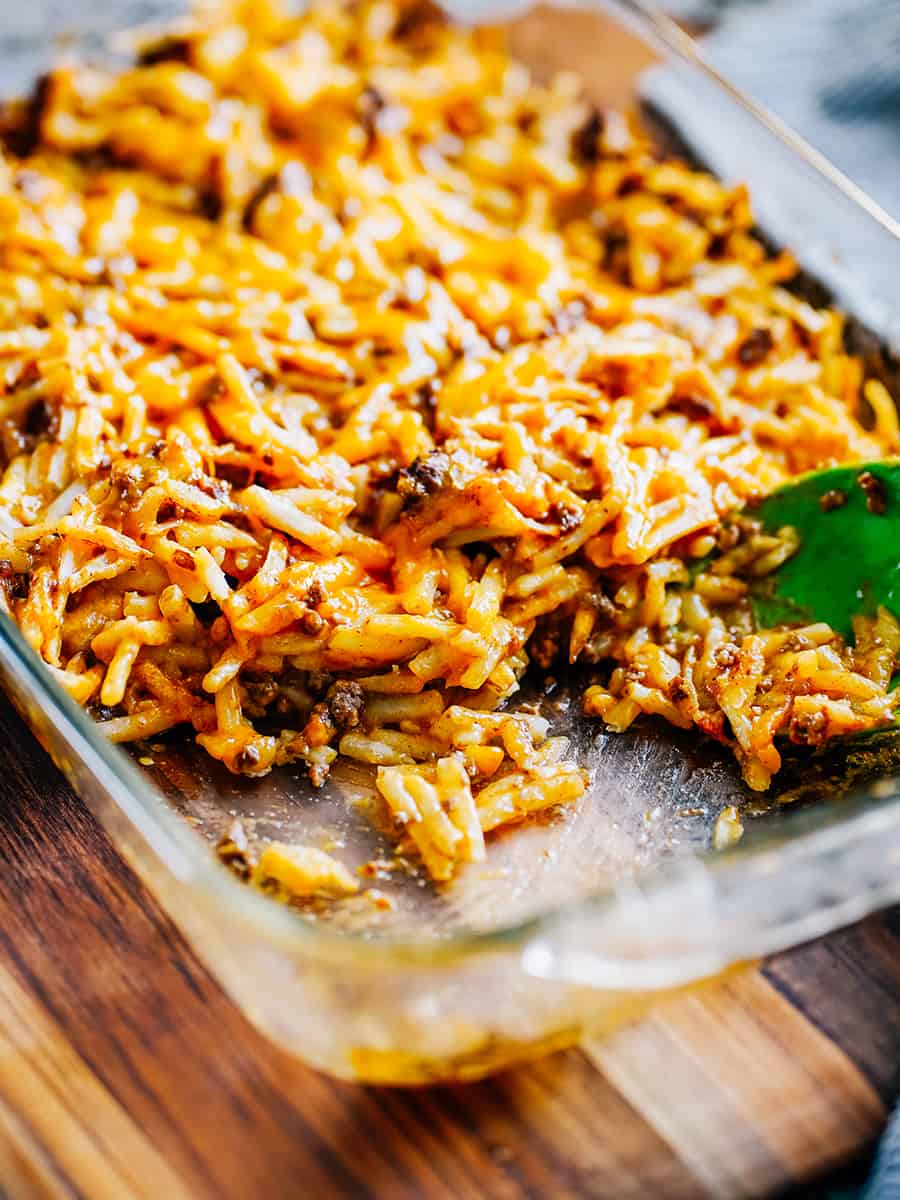 Pommes de terre rissolées tendres, viande à taco et fromage en casserole cuite à la perfection.