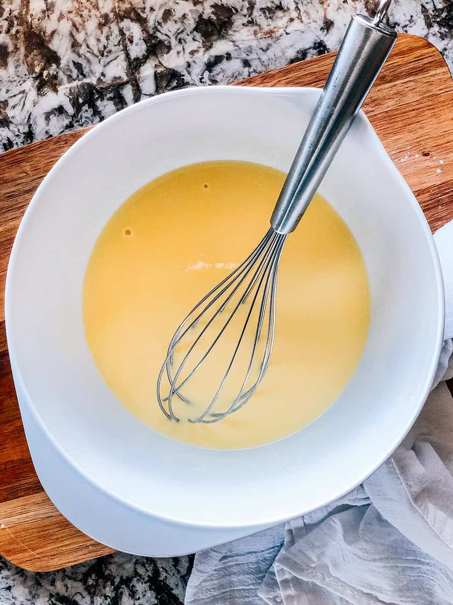 Pudding à la vanille instantané et lait fouettés dans un grand bol.