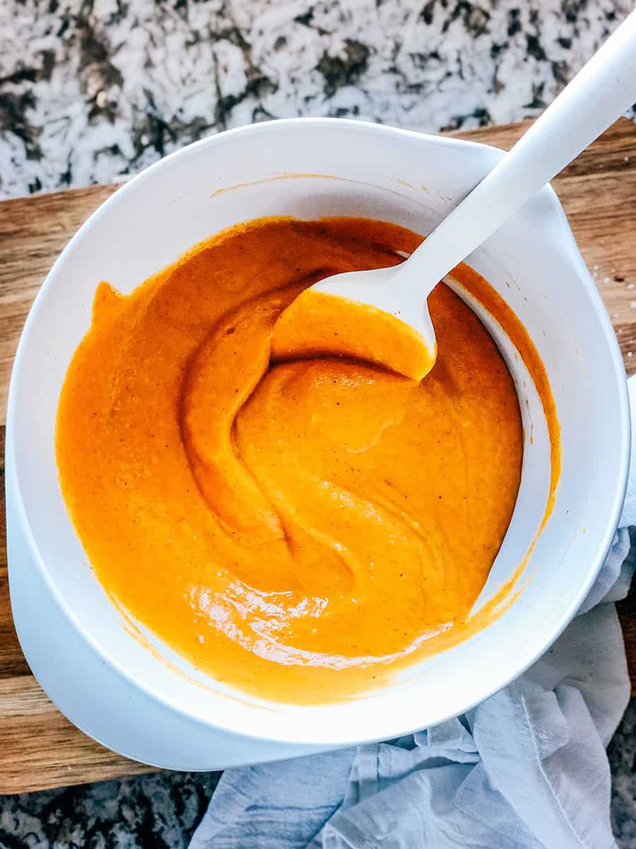 Purée de citrouille et épices pour tarte à la citrouille incorporées dans le pudding à la vanille instantané.