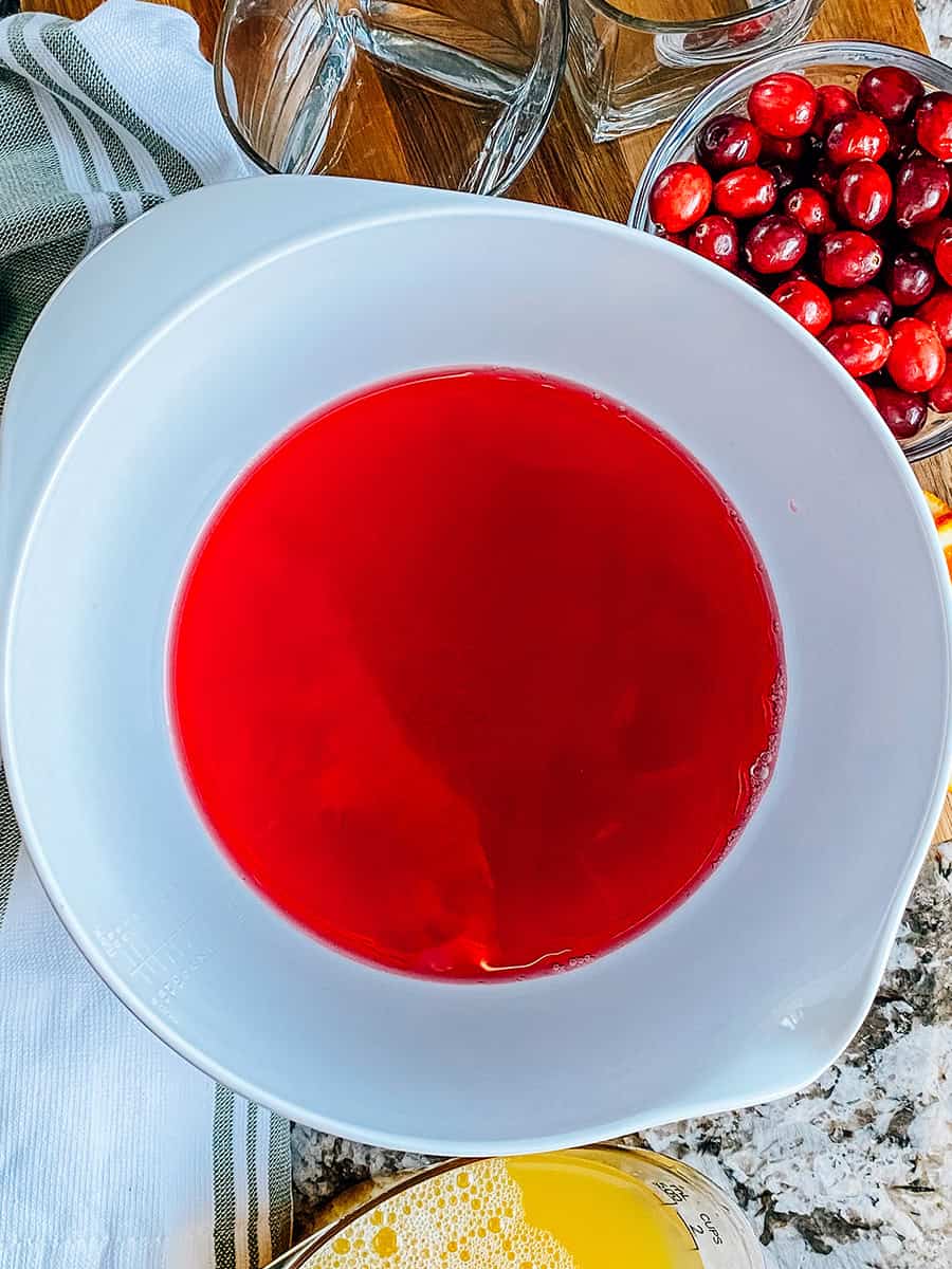 Cocktail de fruits aux canneberges dans un grand bol de mélange.