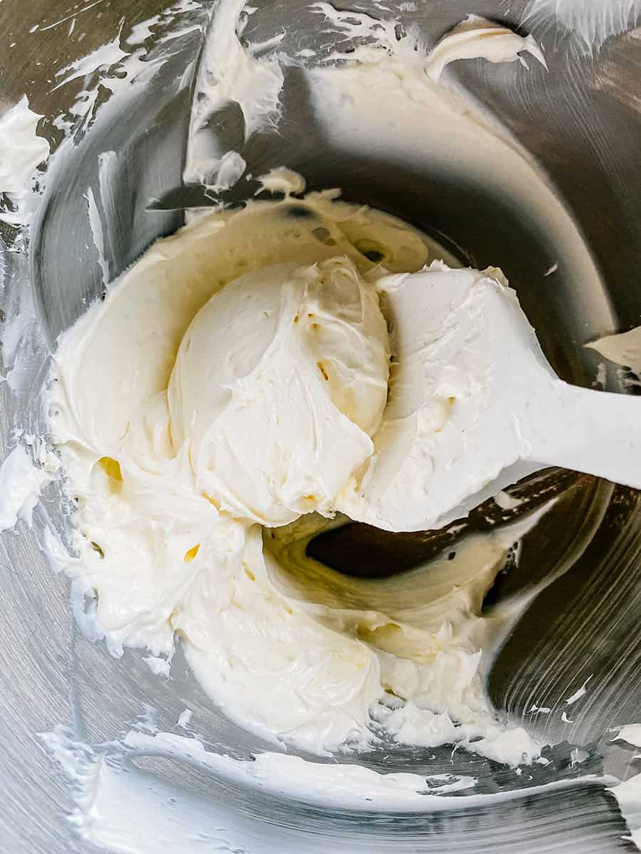 Fromage à la crème fouetté dans un bol de mélange.