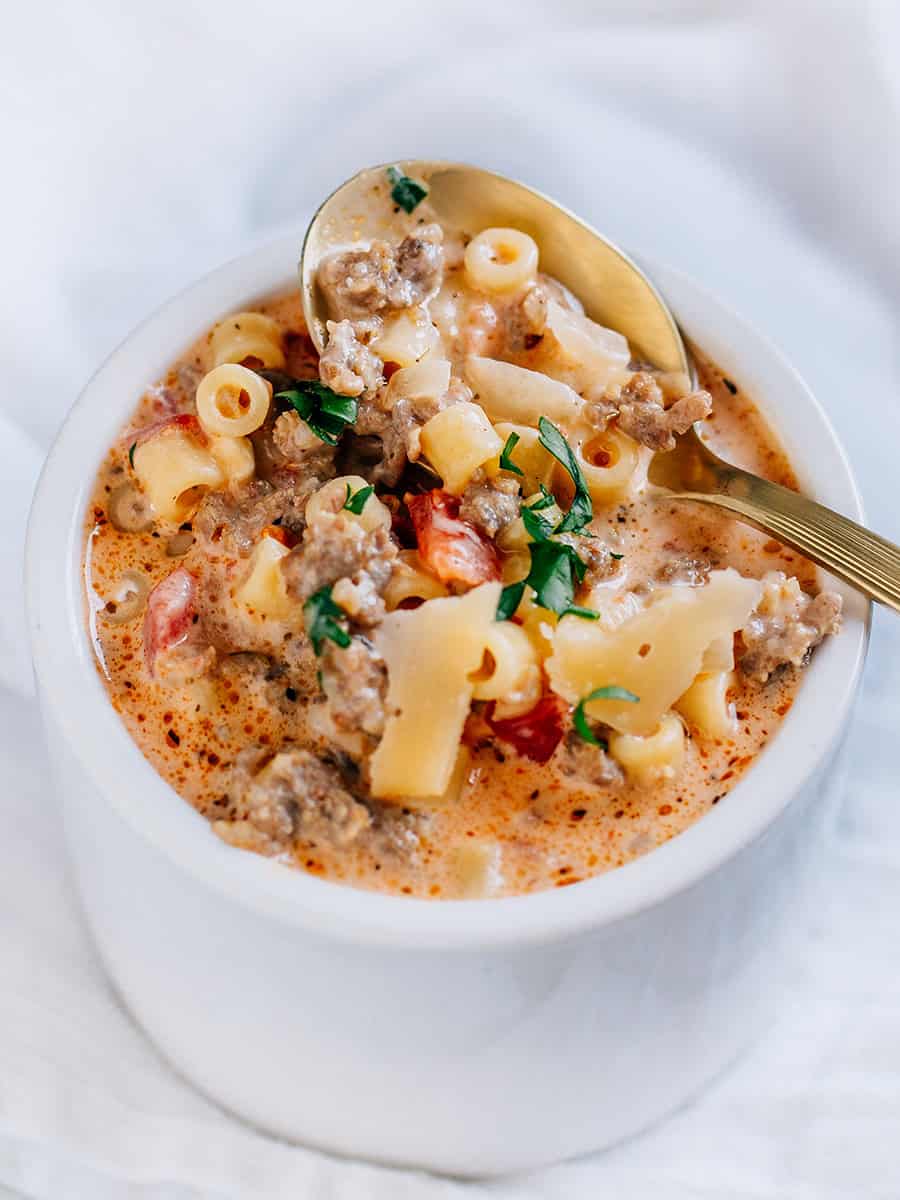 Un petit bol de soupe italienne crémeuse avec saucisse, fromage et pâtes ditalini. Si plein de saveurs et délicieuse !