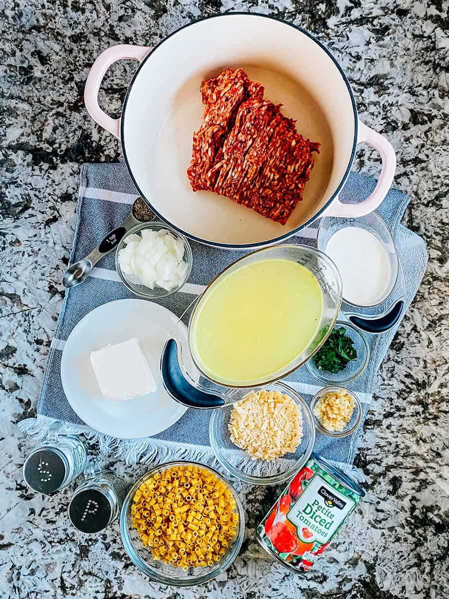 Ingrédients de la soupe crémeuse au parmesan et à la saucisse italienne.