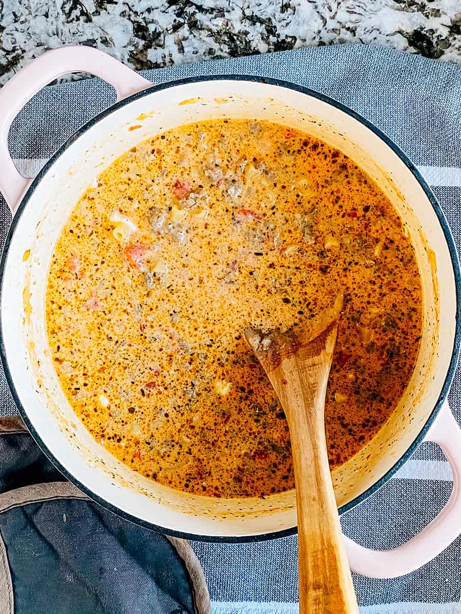 Pot de cette délicieuse soupe de saucisse italienne avec des pâtes presque prête.