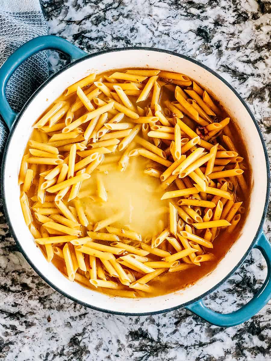 Bouillon de poulet et eau ajoutés aux nouilles huilées.